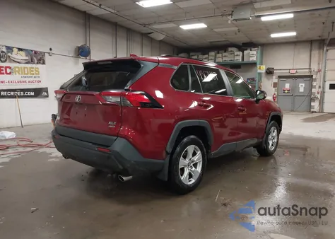2020 Toyota Rav4 Xle z USA, uszkodzony, nr VIN JTMP1RFV8LD524576